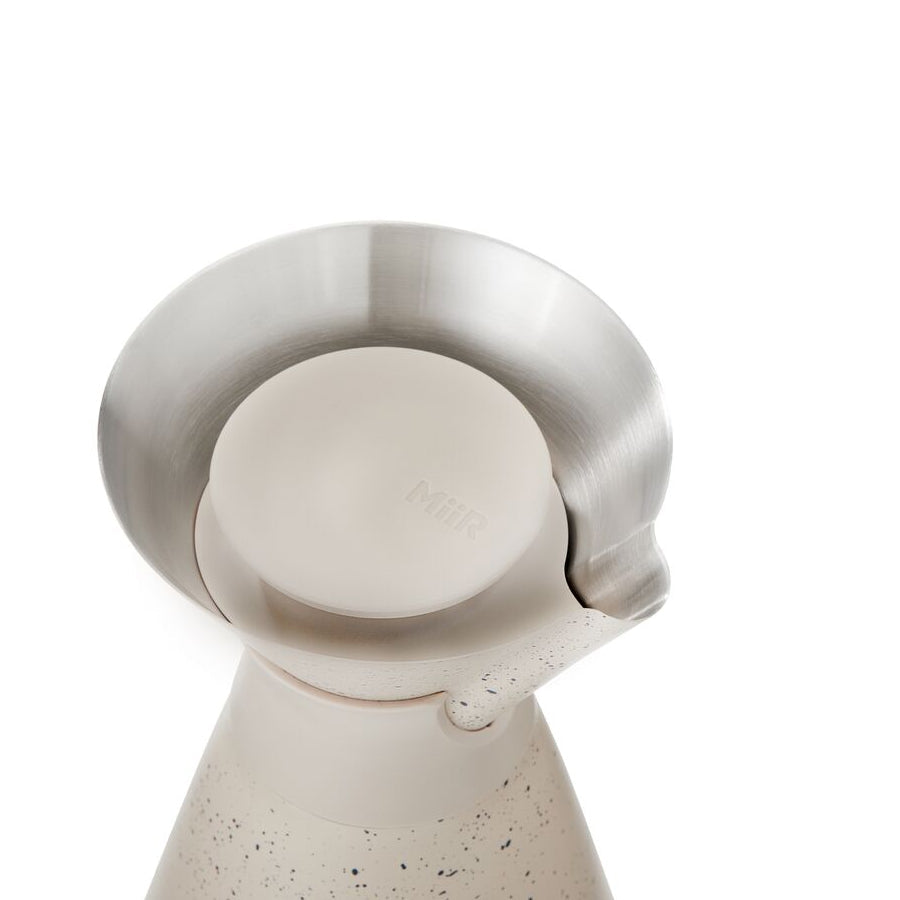 new-standard-carafe-s7 WebPDP-33oz_New_Standard_Carafe_Desert_Tan_Speckle_Studio__CAR1SVOS224_45_Lid_On.jpg